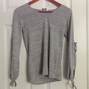 V-neck, open sleeves, grey shirt